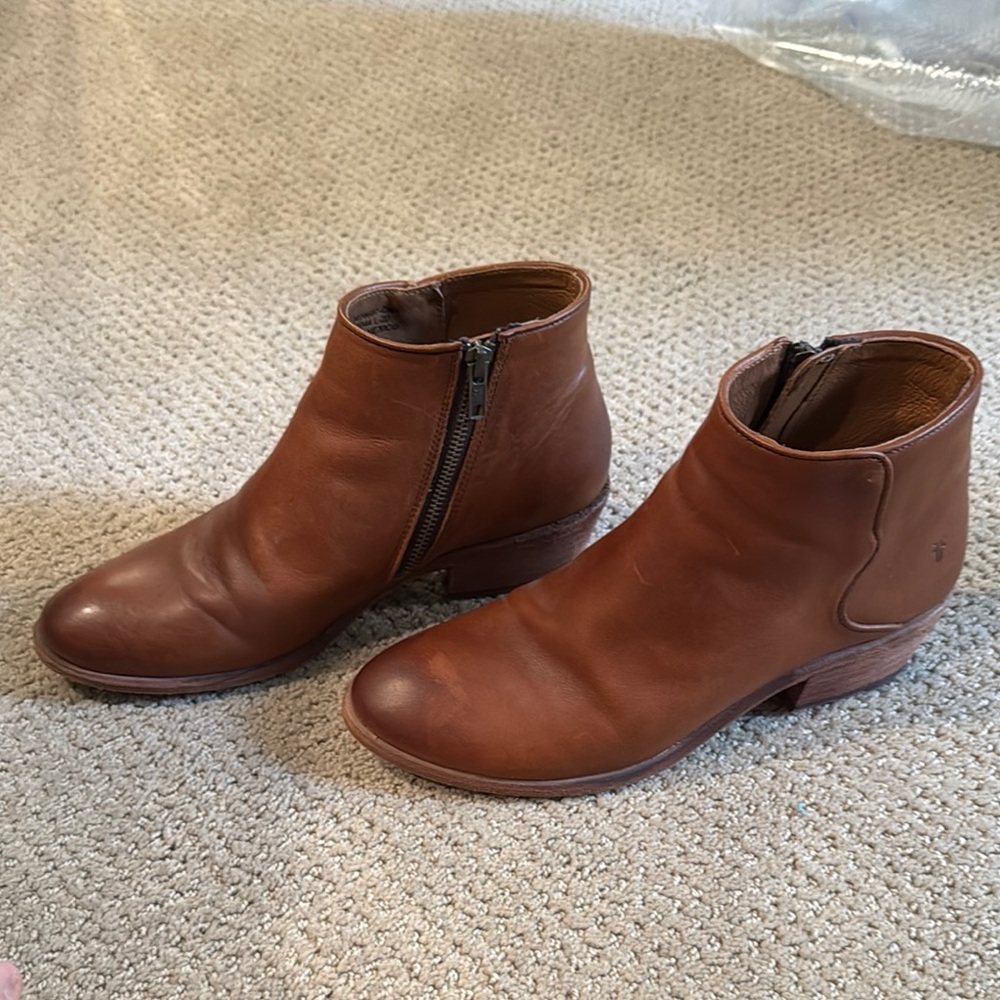 Frye Carson Piping Ankle Bootie with Side Zipper and Rounded Toe size 9 Caramel